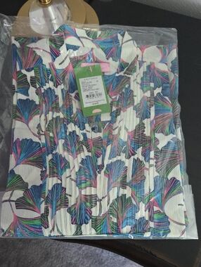 Lilly pulitzer Let's Get a Little Ginky Vivi top. Size XS.